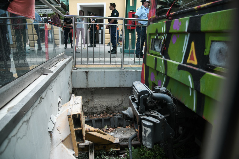 Ατύχημα στην Κηφισιά: Σοκάρουν οι εικόνες από τον συρμό που έπεσε πάνω σε τοιχίο - ΕΛΛΑΔΑ
