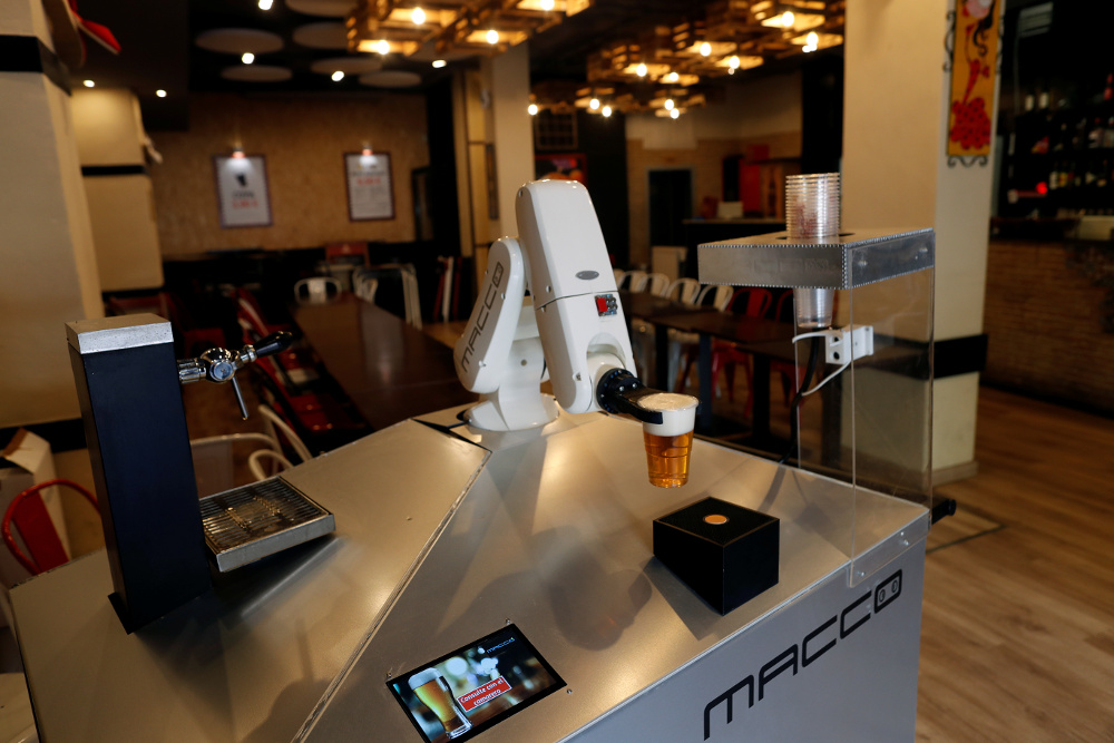 Ρομπότ σερβίρει μπύρες «από απόσταση» σε μπαρ της Σεβίλης - ΠΕΡΙΕΡΓΑ