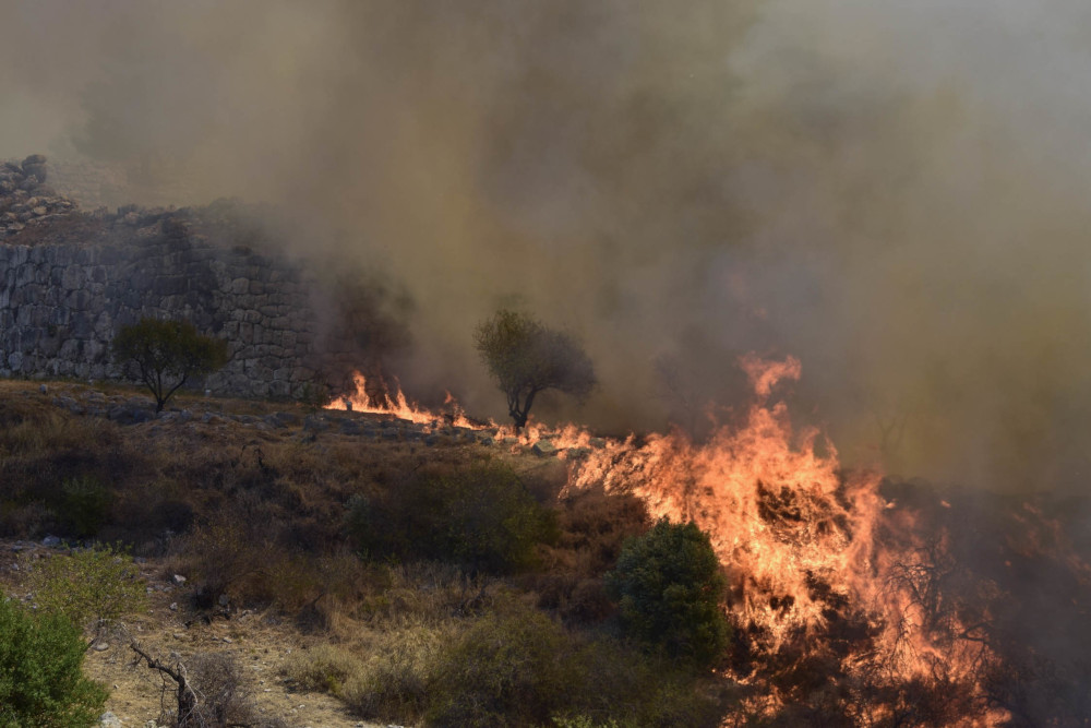 Μαίνεται η φωτιά στις Μυκήνες: Εκκενώθηκε ο αρχαιολογικός χώρος - ΠΕΛΟΠΟΝΝΗΣΟΣ