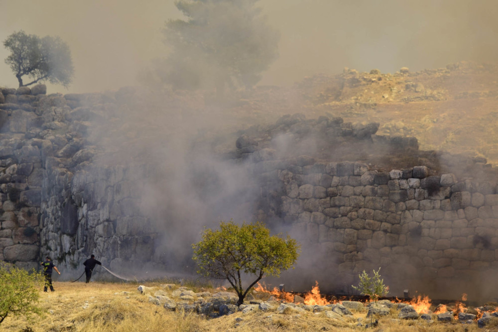 Μαίνεται η φωτιά στις Μυκήνες: Εκκενώθηκε ο αρχαιολογικός χώρος - ΠΕΛΟΠΟΝΝΗΣΟΣ