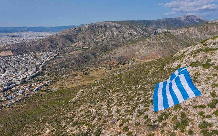 Ελληνική σημαία 800 τετραγωνικών δεσπόζει στον Υμηττό - ΕΛΛΑΔΑ
