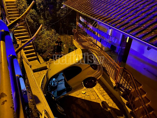 Απίστευτο τροχαίο στην Βέροια: Αυτοκίνητο «πέταξε» και προσγειώθηκε σε αυλή σπιτιού - ΕΛΛΑΔΑ