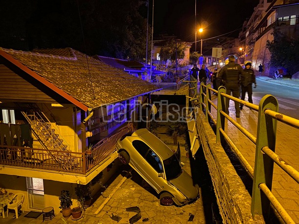 Απίστευτο τροχαίο στην Βέροια: Αυτοκίνητο «πέταξε» και προσγειώθηκε σε αυλή σπιτιού - ΕΛΛΑΔΑ
