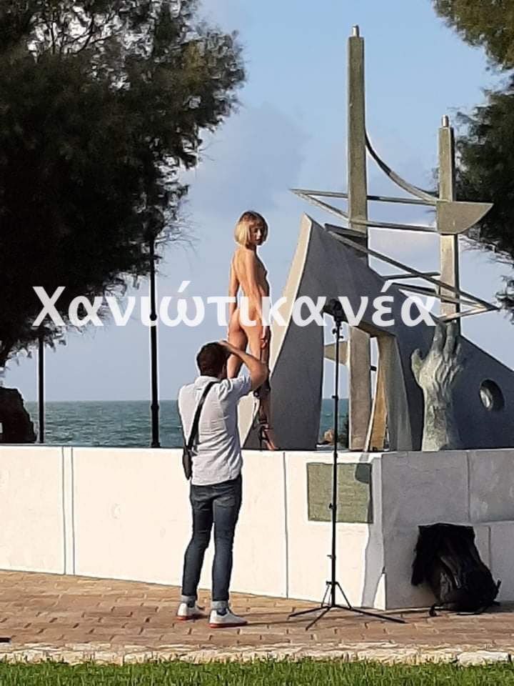 Σάλος στα Χανιά: Γυμνή φωτογράφιση στο μνημείο του ναυαγίου «Ηράκλειον» - ΕΛΛΑΔΑ
