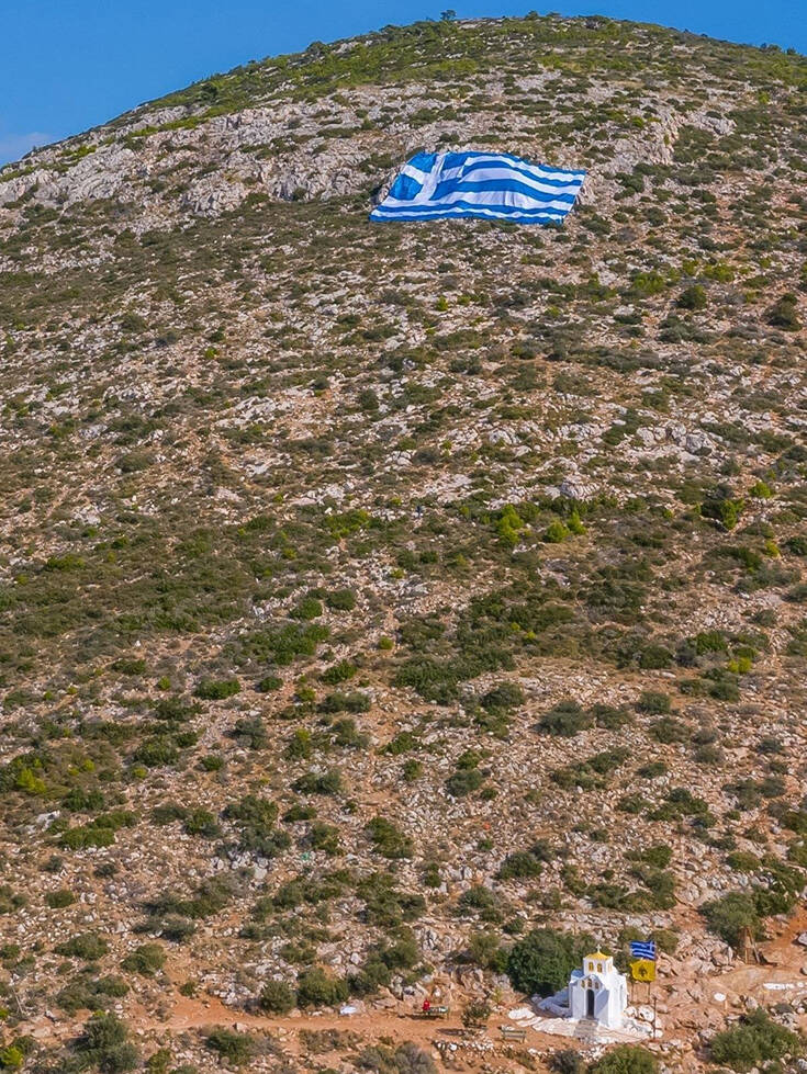Ελληνική σημαία 800 τετραγωνικών δεσπόζει στον Υμηττό - ΕΛΛΑΔΑ