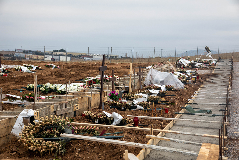 Εικόνες – γροθιά στο στομάχι από τη Θεσσαλονίκη: Ανοίγουν νέους τάφους για τους νεκρούς του κορωνοϊού - ΕΛΛΑΔΑ