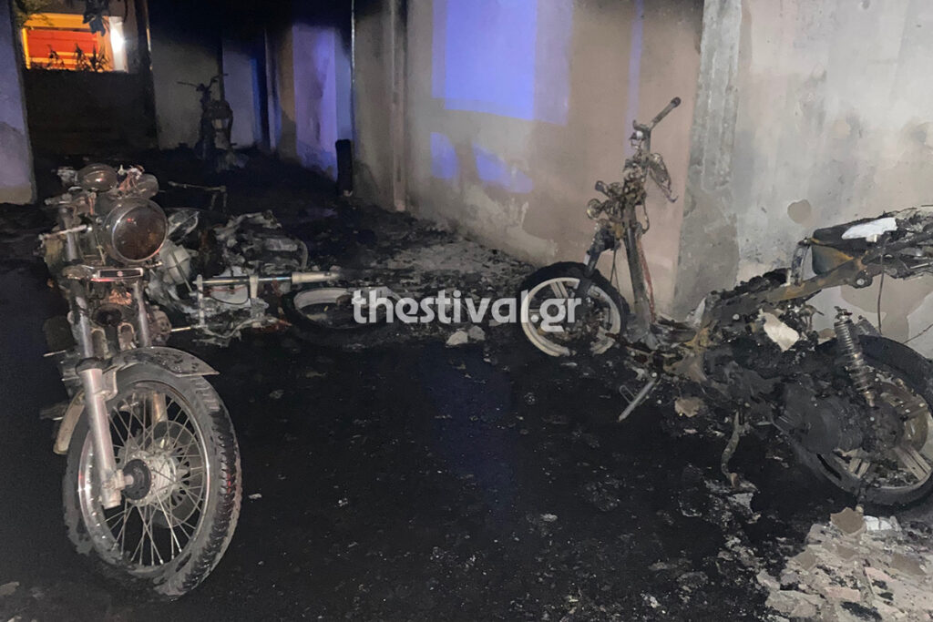Θεσσαλονικη: Πύρινη κόλαση από εμπρησμό σε πολυκατοικία – Κάηκαν 12 οχήματα, κινδύνευσαν ζωές - ΕΛΛΑΔΑ