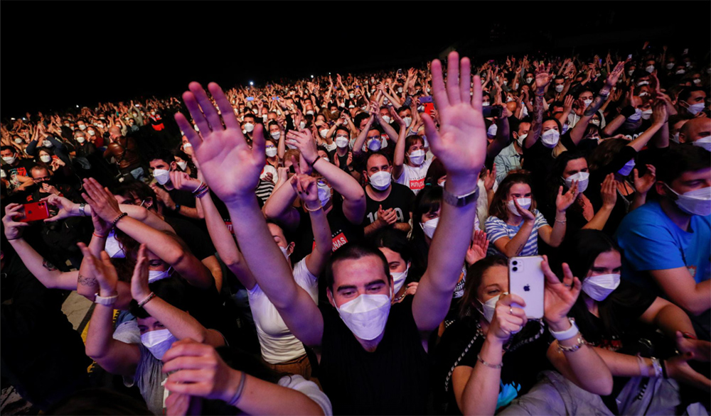 Συναυλία – πείραμα στη Βαρκελώνη: 5.000 θεατές με μάσκες και αρνητικό τεστ κορωνοϊού, αλλά χωρίς αποστάσεις - ΔΙΕΘΝΗ