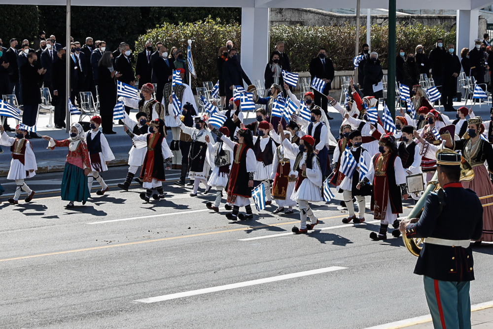 25η Μαρτίου: Με δόξα, υπερηφάνεια και τιμή η μεγαλειώδης στρατιωτική παρέλαση για τα 200 χρόνια από την Ελληνική Επανάσταση [εικόνες & βίντεο] - ΕΛΛΑΔΑ