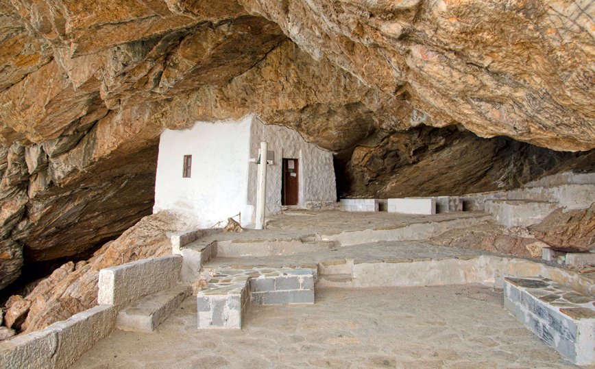 Σύρος: Το εκκλησάκι μέσα στο βράχο που δεν έχει ταβάνι και πάτωμα - ΕΚΚΛΗΣΙΑ