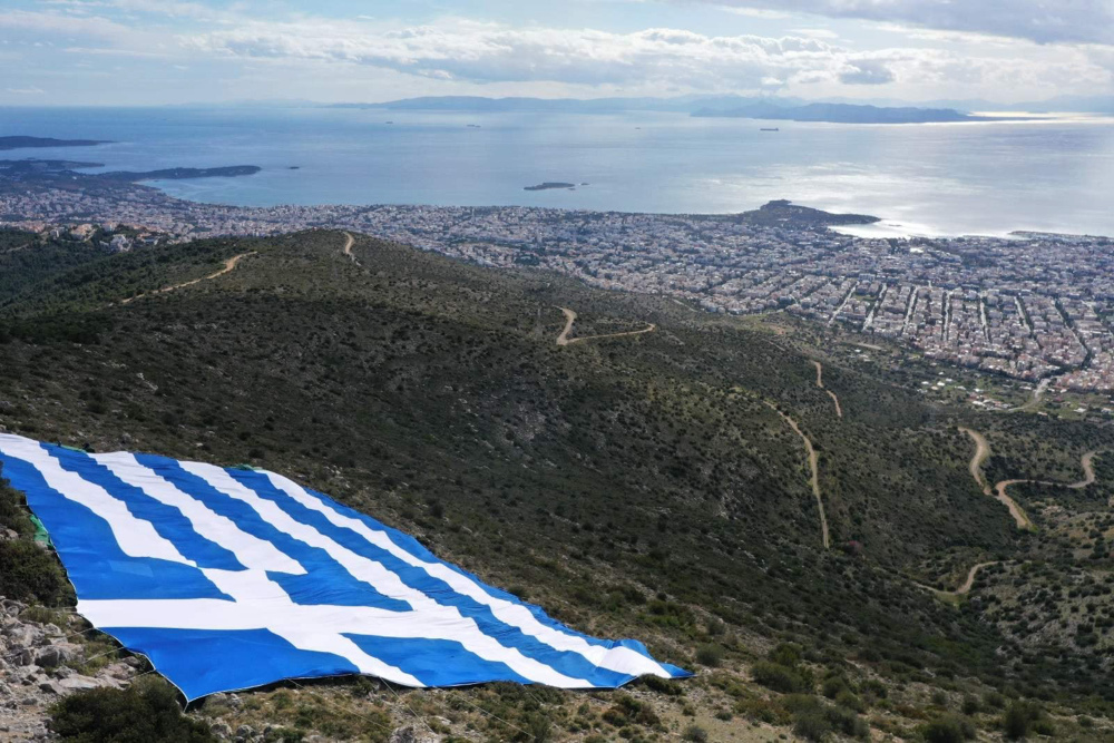 Τεράστια σημαία 4.000 τετραγωνικών τοποθέτησε στον Υμηττό o Δήμος Γλυφάδας - ΕΛΛΑΔΑ