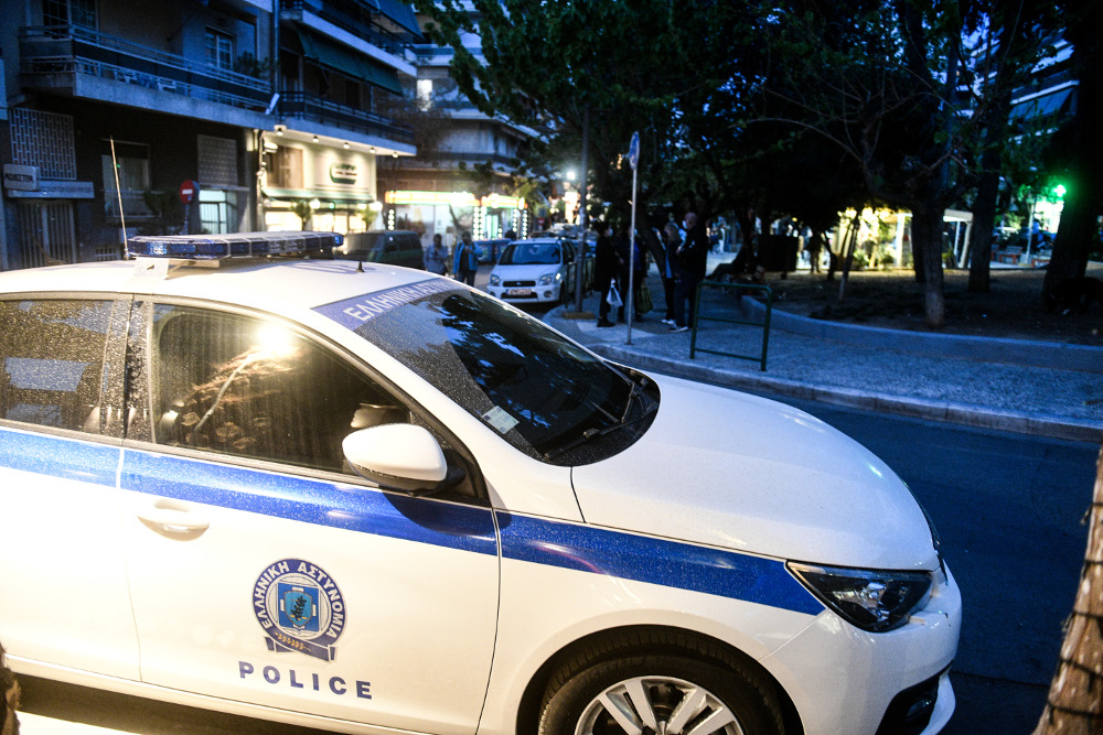 Επιχείρηση «πλατεία Βαρνάβα»: Αστυνομικοί έλεγχοι για να μπει «φρένο» στα κορωνοπάρτι [εικόνες] - ΕΛΛΑΔΑ
