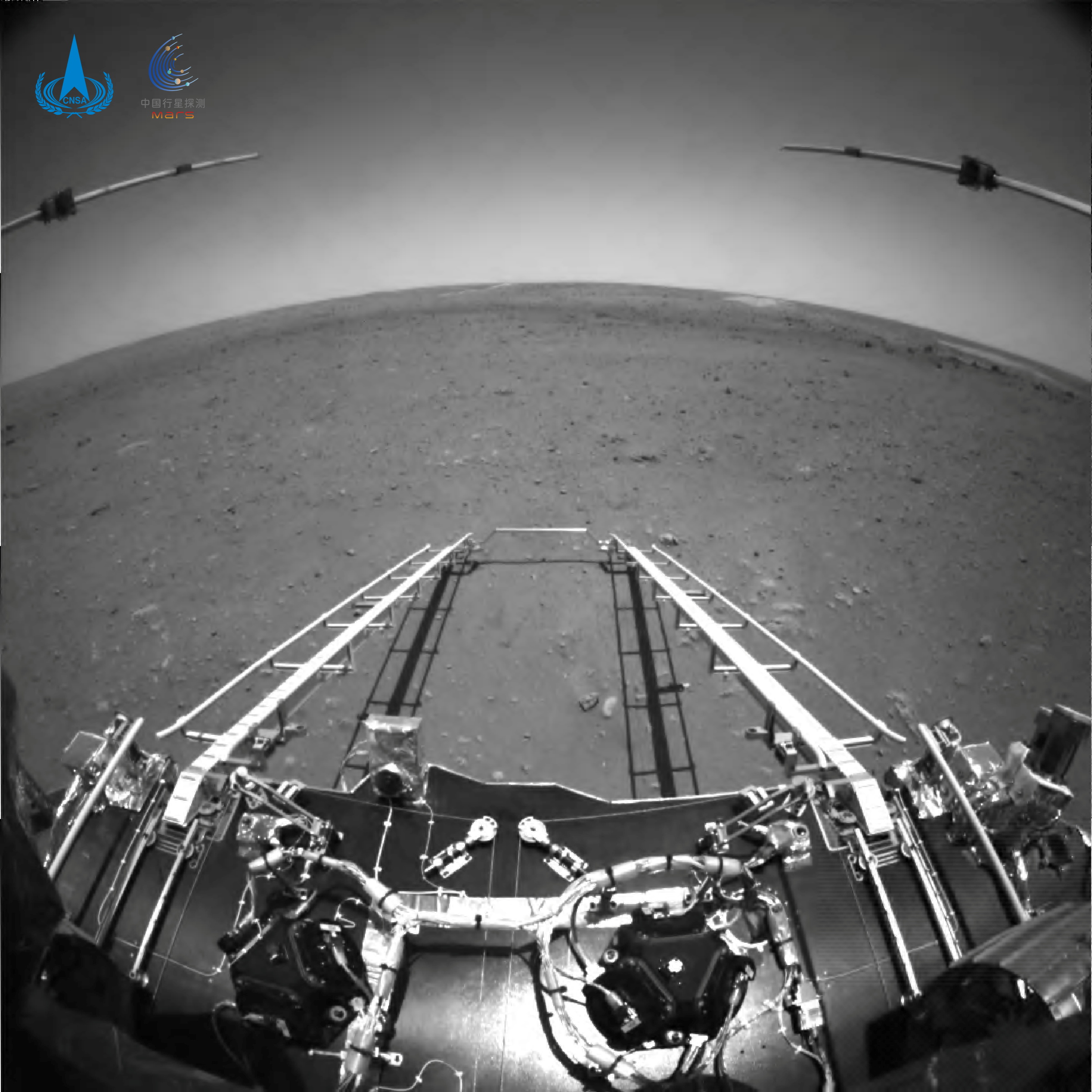 Το κινέζικο «Ζουρόνγκ» πάτησε στον πλανήτη Άρη – Εντυπωσιακές εικόνες - ΠΕΡΙΕΡΓΑ