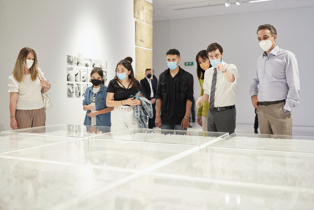 Επίσκεψη Μητσοτάκη στο Μουσείο Μοντέρνας Τέχνης, μαζί με 5 μαθητές από το Σκαγιοπούλειο Ορφανοτροφείο - ΠΟΛΙΤΙΚΗ