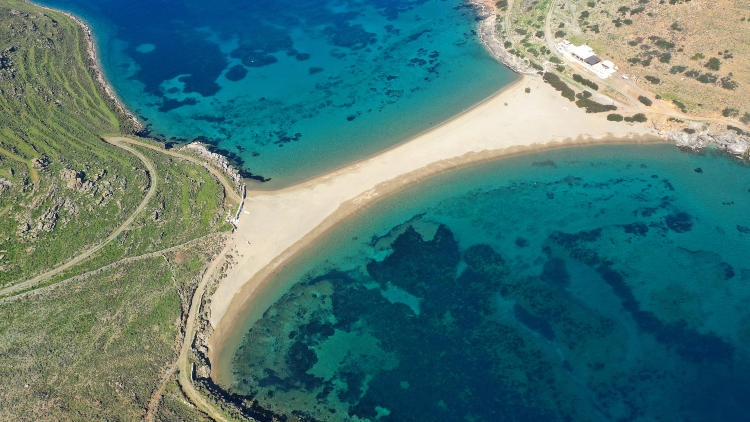Το νησί δίπλα στην Αθήνα που έχει μία παραλία για καθεμία μέρα του καλοκαιριού - ΕΛΛΑΔΑ