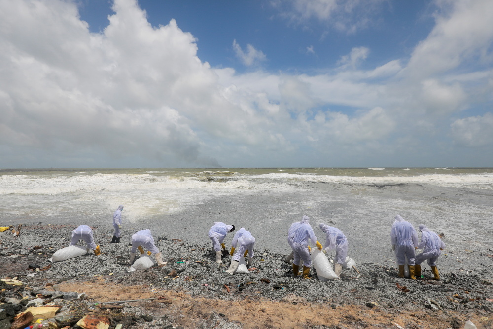 Σρι Λάνκα: Μεγάλη οικολογική καταστροφή καθώς το «εύφλεκτο» MV X-Press Pearl βυθίζεται - ΔΙΕΘΝΗ