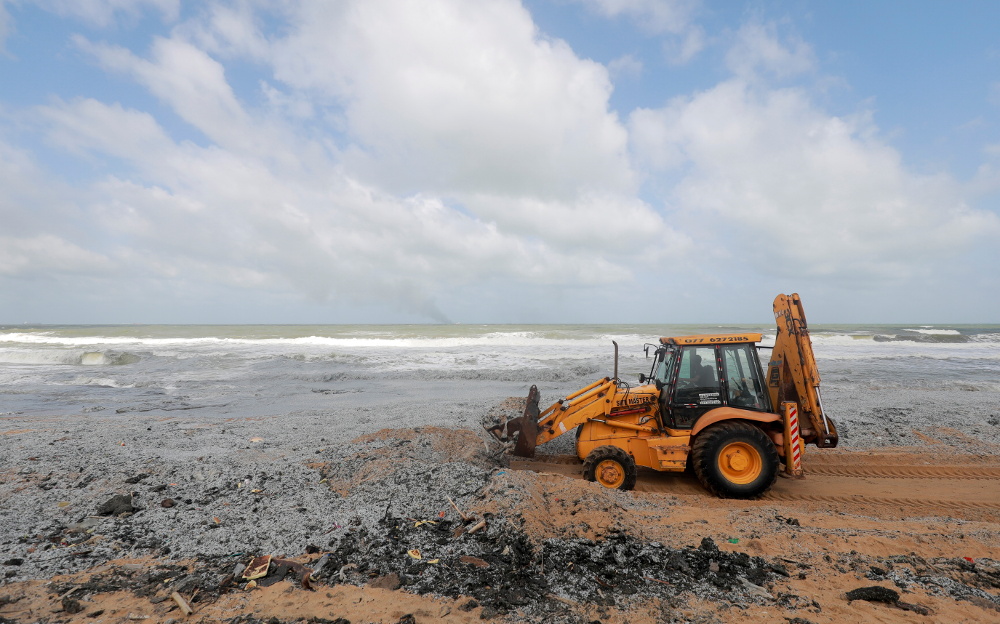 Σρι Λάνκα: Μεγάλη οικολογική καταστροφή καθώς το «εύφλεκτο» MV X-Press Pearl βυθίζεται - ΔΙΕΘΝΗ