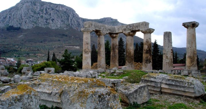 1920px-Apollon_Tempel_im_antiken_Korinth