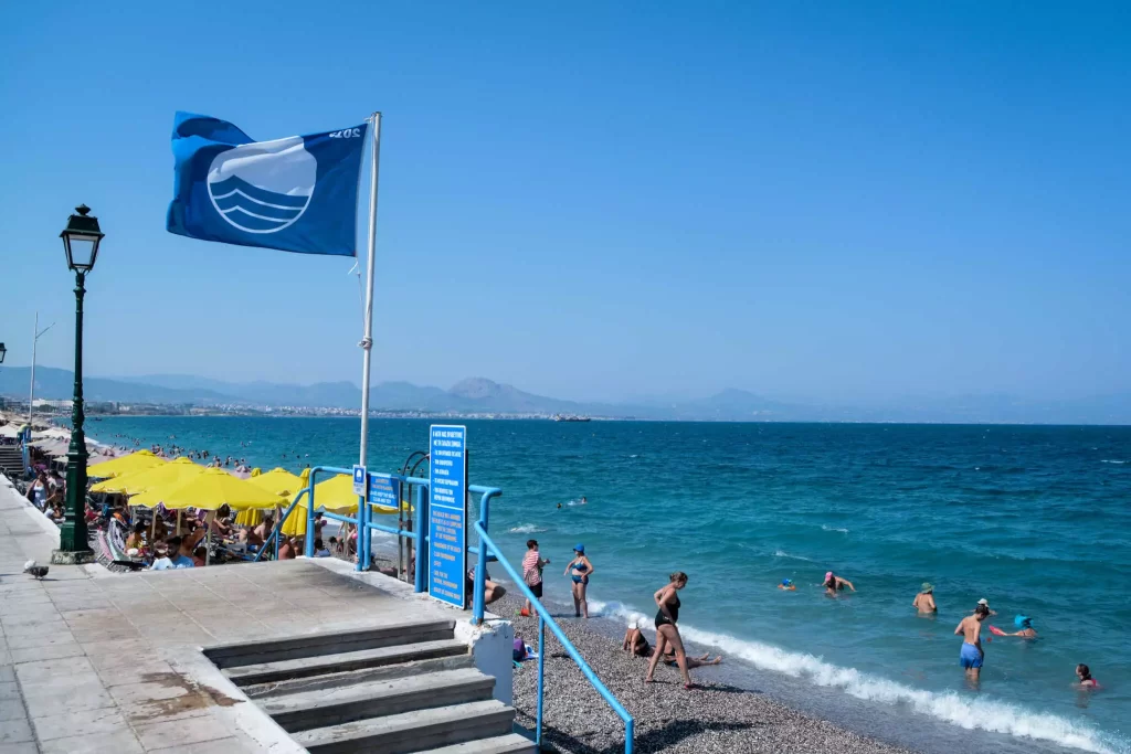 Γαλάζιες σημαίες: Πρωτιά για την Κορινθία - 15 γαλάζιες σημαίες σε παραλίες του νομού - ΕΛΛΑΔΑ